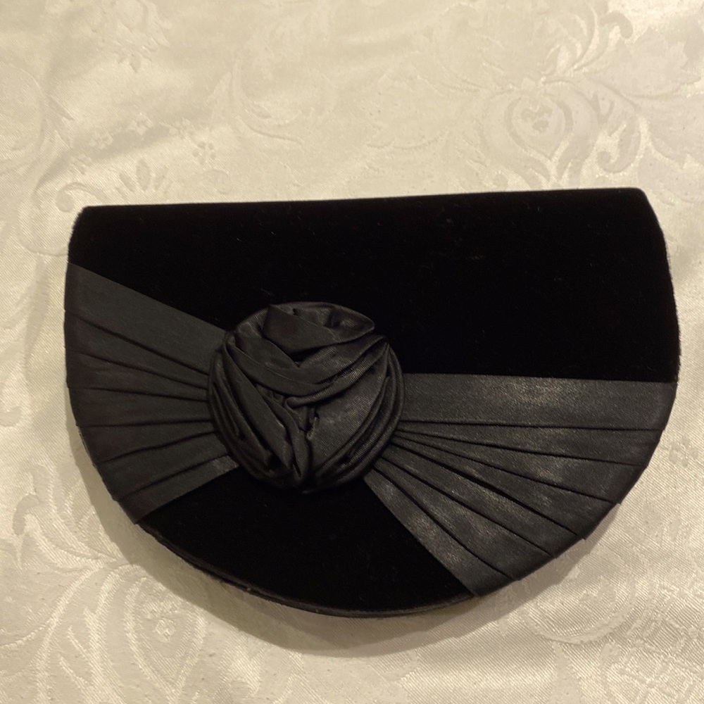 EATON BLACK VELVET VINTAGE BAG.